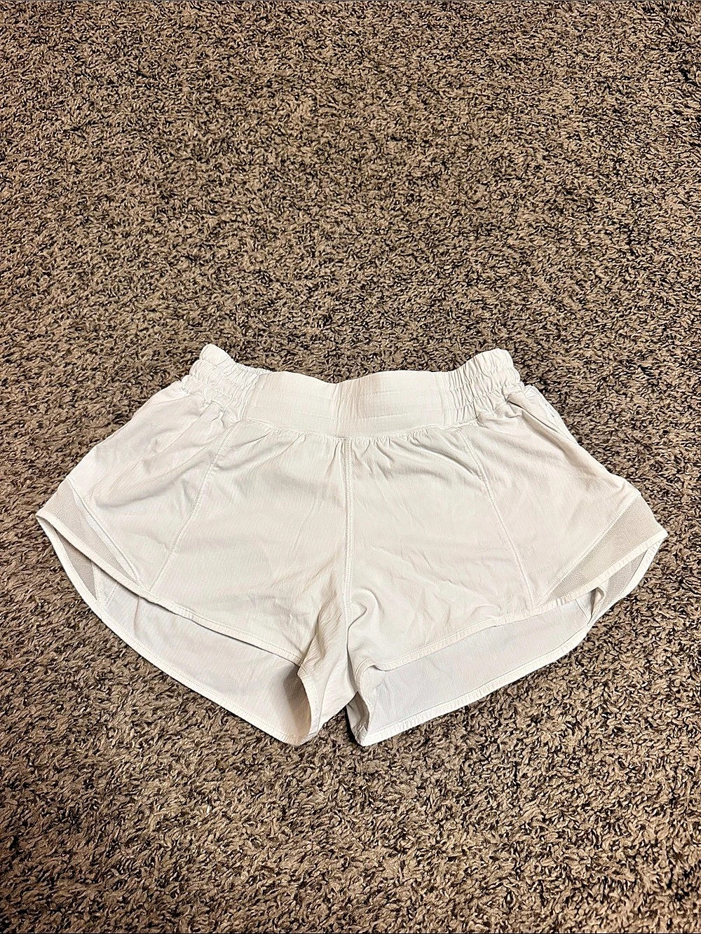 Lululemon White Hotty Hot LR Short 2.5" Size 6